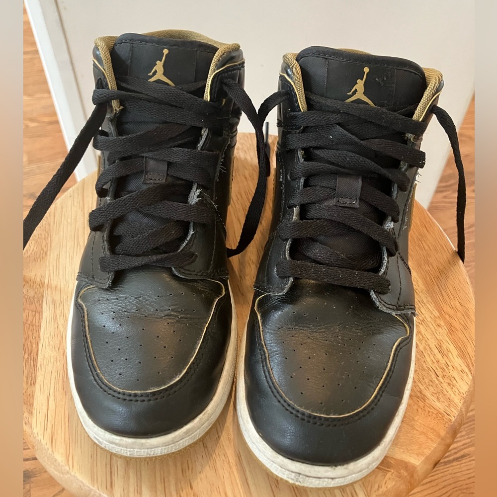 Vintage Air Jordan Retro 1 Black and gold.
Excellent condition  size 5